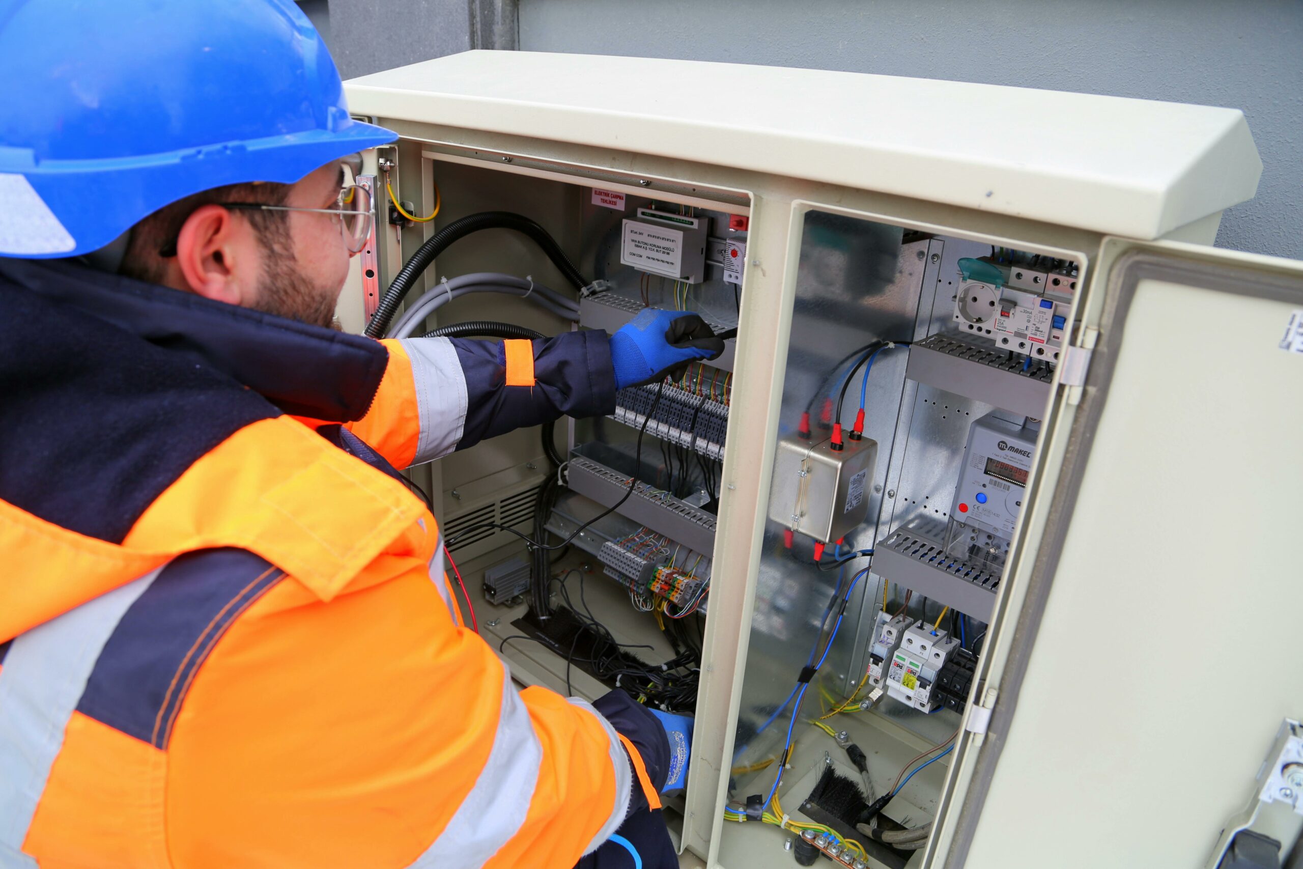 Électricien en train de travailler